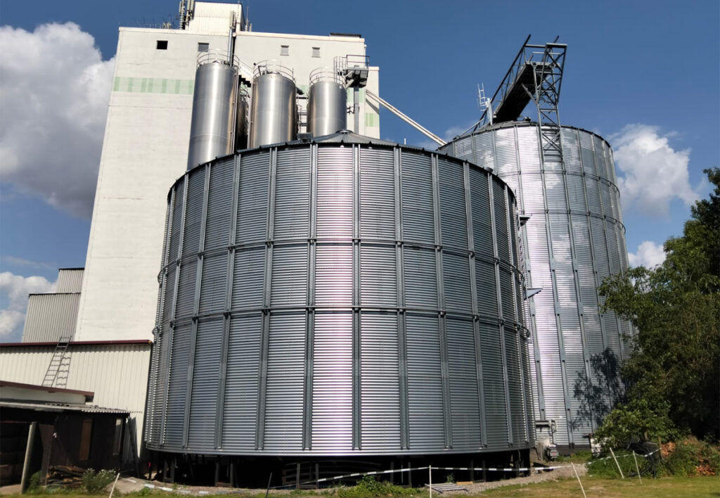 New steel silo installed by Silos Córdoba at Walter KG Mühle, a German family-run mill with over 130 years of history. The 15-meter diameter, 3,814 m³ capacity structure includes ventilation and temperature control systems for efficient wheat storage.